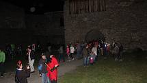 Strašidla v sobotu večer okupovala hrad Hukvaldy.