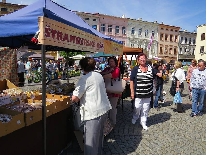 Farmářské trhy na místeckém náměstí. 