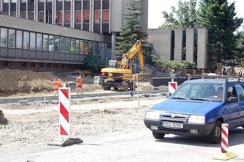 Rozsáhlá rekonstrukce ulice 8. pěšího pluku ve Frýdku-Místku je v plném proudu. Doprava je jen mírně omezena.