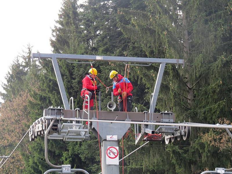 Cvičení záchranářů v beskydském Ski areálu Gruň ve Starých Hamrech. 