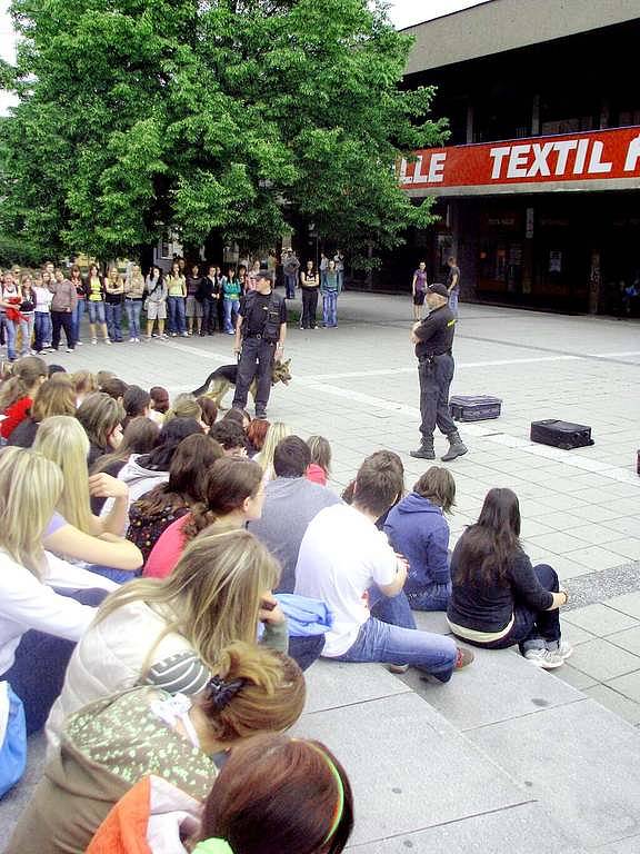 Zaměstnanci celní správy žákům několika škol předvedli, jak s vycvičenými psy vyhledávají drogy.