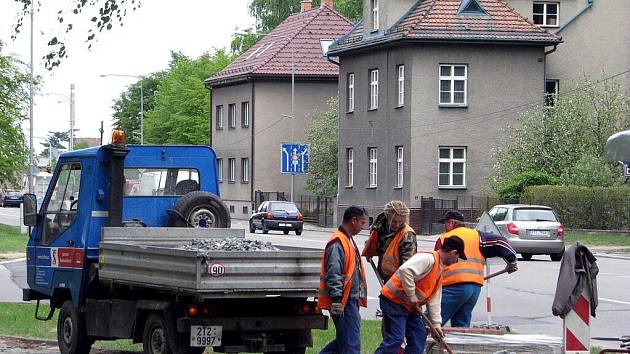 Dělníci i ve středu 6. května pokračovali ve výstavbě nového přechodu pro chodce na Ostravské ulici ve Frýdku-Místku.