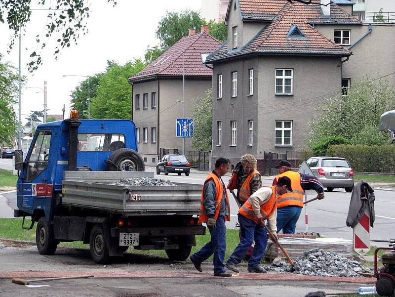 Dělníci i ve středu 6. května pokračovali ve výstavbě nového přechodu pro chodce na Ostravské ulici ve Frýdku-Místku.