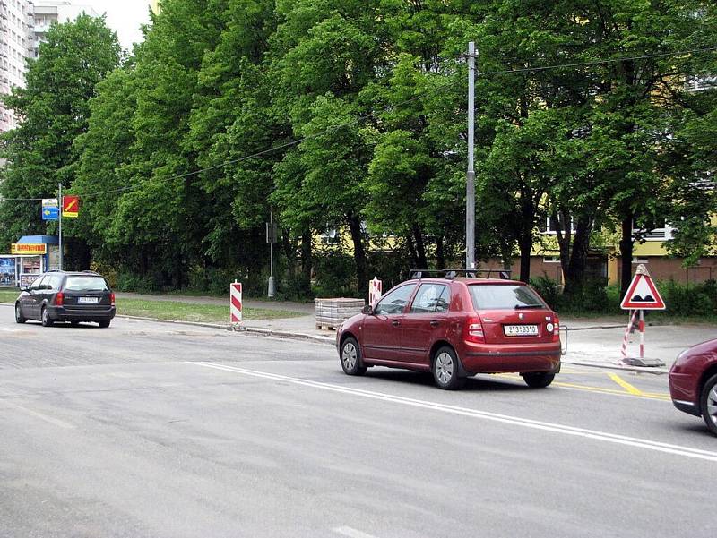 Dělníci i ve středu 6. května pokračovali ve výstavbě nového přechodu pro chodce na Ostravské ulici ve Frýdku-Místku.