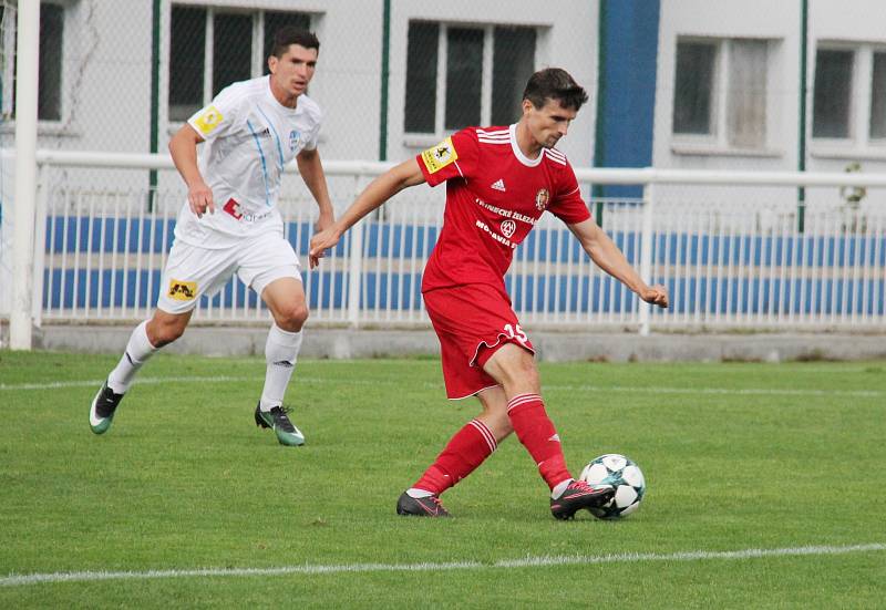 Frýdecko-místečtí fotbalisté (v bílém) byli v derby šťastnější, když díky Biolkovy hlavičky zvítězili nad Třincem 1:0.