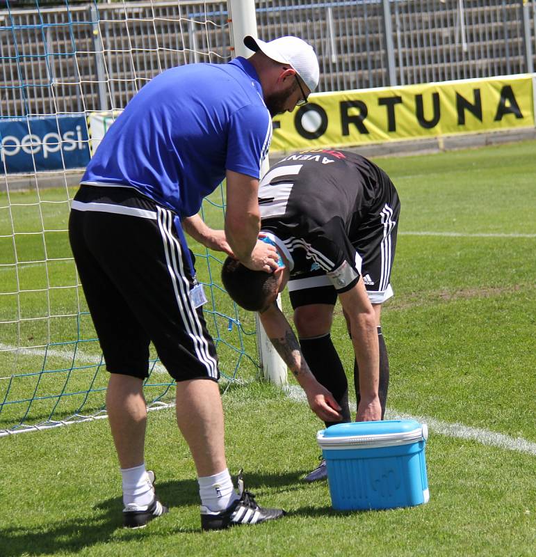 Valcíři (v bílém) se s domácími fanoušky rozloučili vysokou porážkou, když nestačili na Znojmo 0:3.