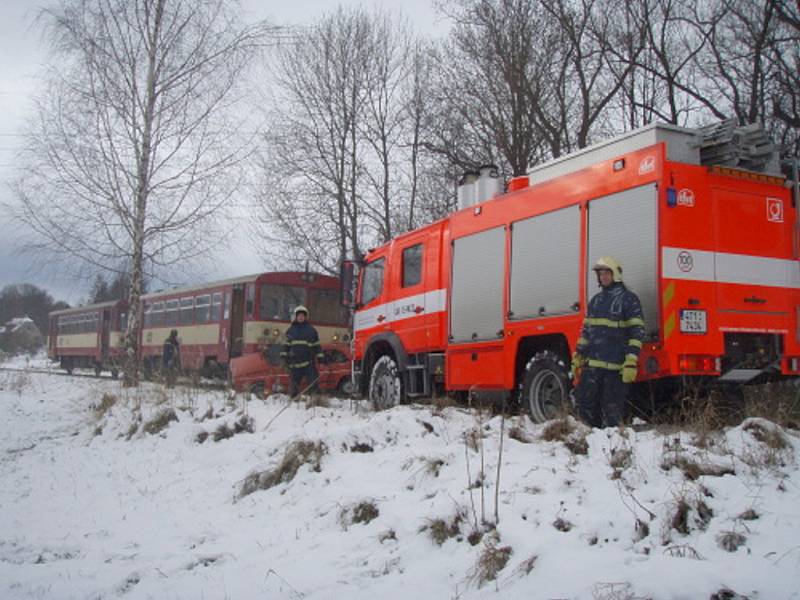 Mezi Ropicí a Českým Těšínem se po desáté hodině střetnul osobní vlak s autem. 