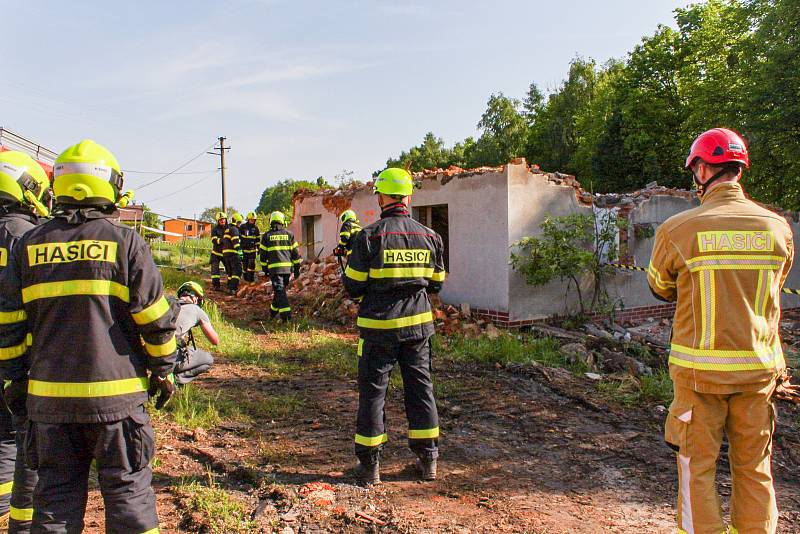 Taktické cvičení hasičů z USAR týmu, 23. května 2023, Nošovice. V sutinách domu cvičí záchranu zavalených osob i průzkum sutin.