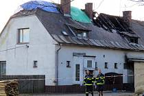 Při tragickém požáru, který ze soboty na neděli 21. února zachvátil bytovku ve Vendryni, zemřeli tři obyvatelé. V pondělí se na místo dostavil i vyšetřovatel hasičů. 