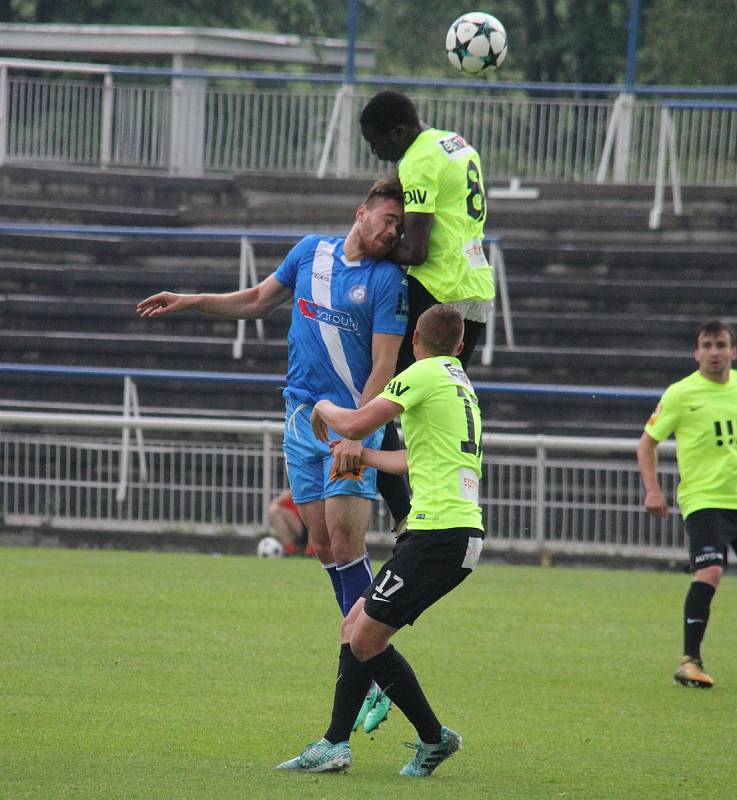 Fotbalisté Frýdku-Místku (v modrém) remizovali v domácím prostředí s Vítkovicemi 2:2.