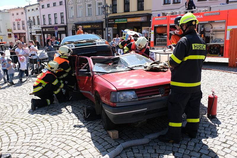 V sobotu 11. května se Zámecké náměstí ve Frýdku hemžilo hasiči.