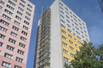V domě v Ostravské ulici, ve kterém je 75 obecních bytů, prochází opravou všech 60 balkonů. 