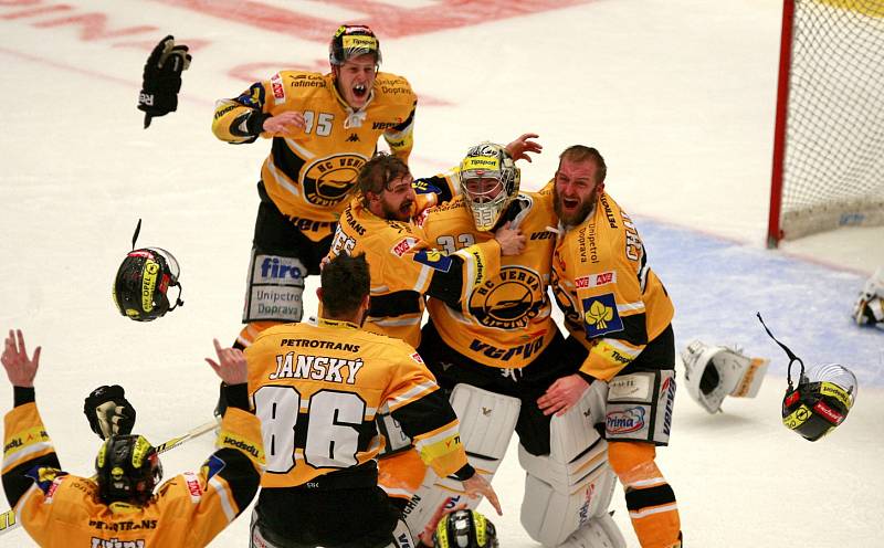 Sedmý - rozhodující - finálový zápas hokejové extraligy. Třinci vítězství uniklo, titul slavil Litvínov.
