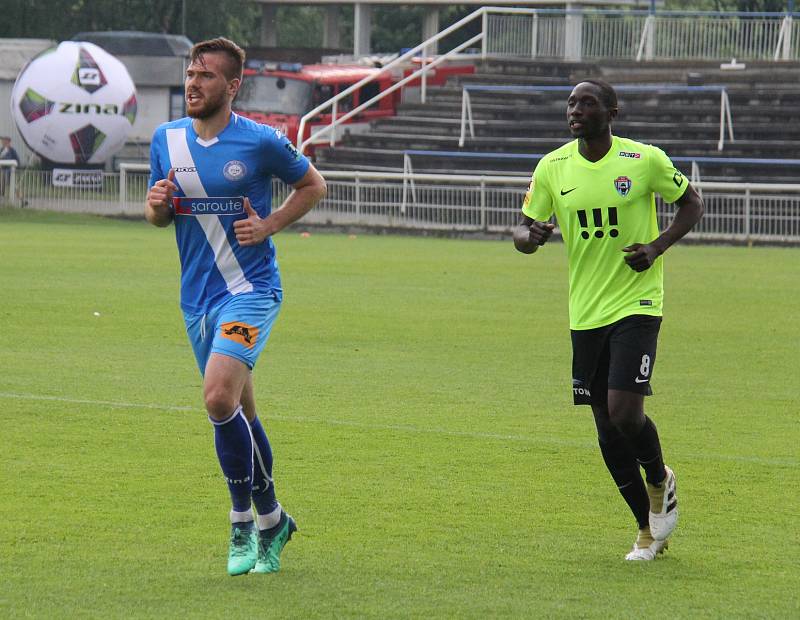 Fotbalisté Frýdku-Místku (v modrém) remizovali v domácím prostředí s Vítkovicemi 2:2.