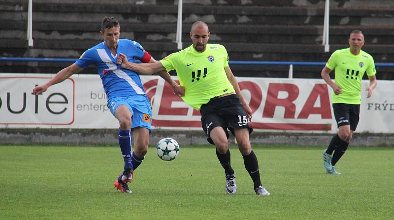 Fotbalisté Frýdku-Místku (v modrém) remizovali v domácím prostředí s Vítkovicemi 2:2.