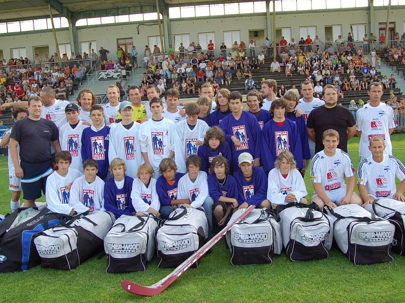 Hokejoví dorostenci Frýdku-Místku při společném fotografování s Kubina týmem.