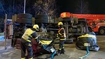 Zásah hasičů u nehody kamionu ve Frýdku-Místku, 1. prosince 2022.