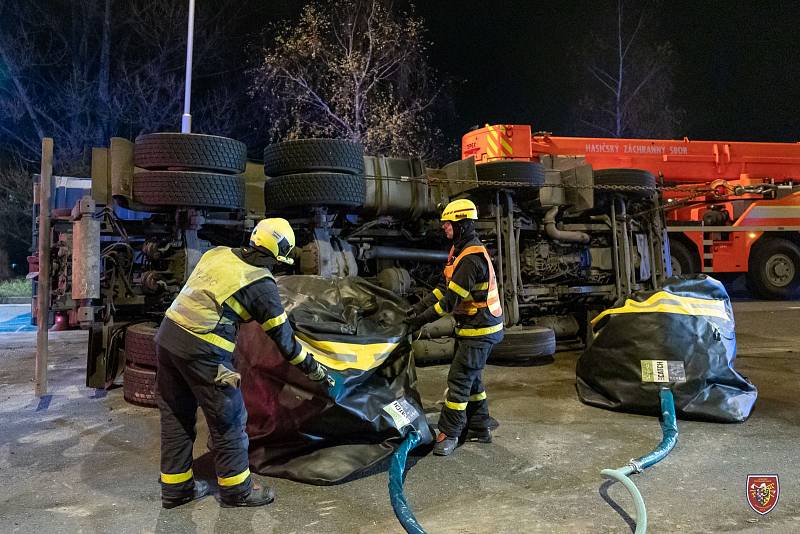 Zásah hasičů u nehody kamionu ve Frýdku-Místku, 1. prosince 2022.