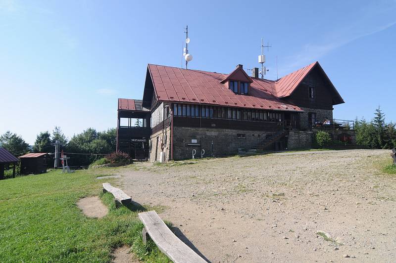 Turistická horská chata Javorový vrch nabízí možnost občerstvení i ubytování