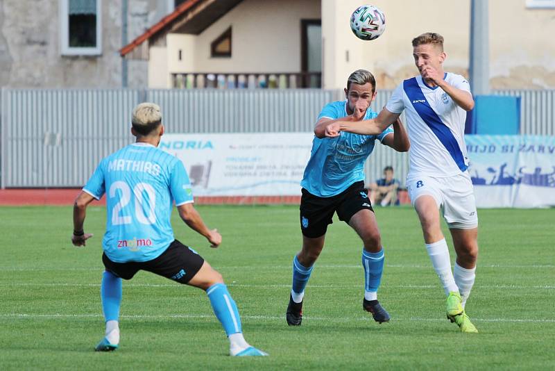 Středeční utkání MSFL sehráli fotbalisté Znojma (v modrém) na domácím pažitu proti celku Frýdku-Místku. Příště vyzvou, opět ve středu doma, tým Otrokovic.