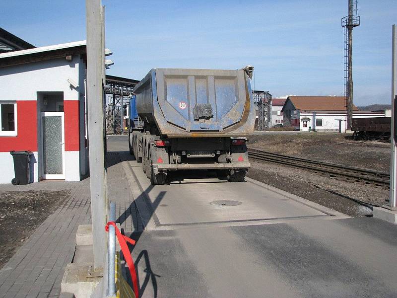 Společnost Třinecké železárny v úterý v průmyslové zóně Baliny zprovoznila novou silniční váhu.