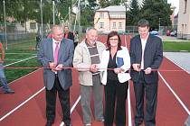 U 4. základní školy na ulici Komenského ve Frýdku-Místku byl ve čtvrtek 1. října slavnostně uveden do provozu nový sportovní areál.