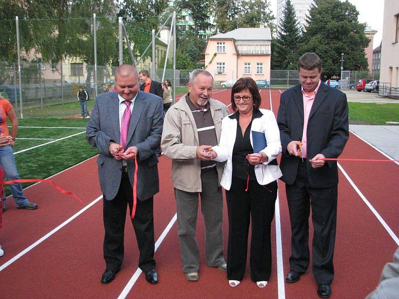 U 4. základní školy na ulici Komenského ve Frýdku-Místku byl ve čtvrtek 1. října slavnostně uveden do provozu nový sportovní areál.