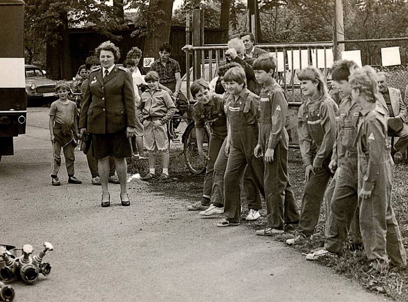 Cvičení mladých hasičů v roce 1985.