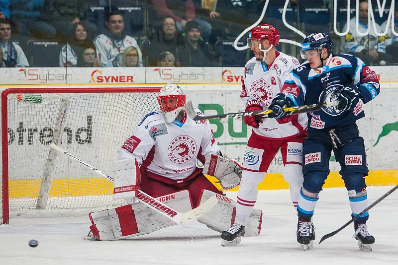 Utkání 45. kola Tipsport extraligy ledního hokeje se odehrálo 30. ledna v liberecké Home Credit areně. Utkaly se celky Bílí Tygři Liberec a HC Oceláři Třinec. Na snímku vpravo Jan Ordoš, vlevo Šimon Hrubec.