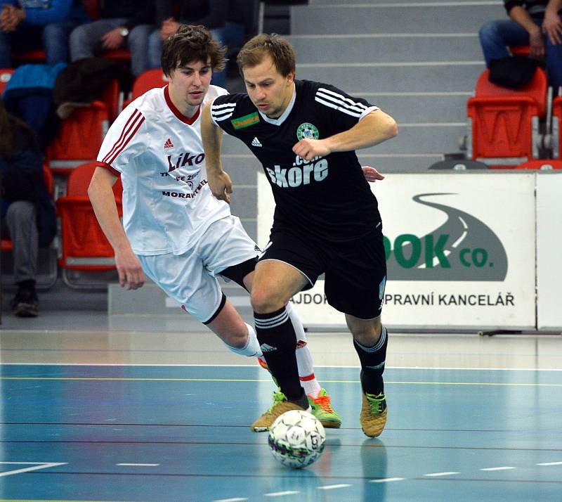 Třinec (v bílém) si komplikuje záchranu v nejvyšší futsalové soutěži.