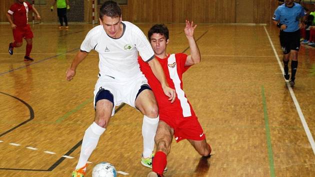 Hodonínský futsalista Jakub Kolařík (v červeném) v pátečním zápase s Třincem srovnal na 1:1. Dukla nakonec doma vyhrála 3:2. 