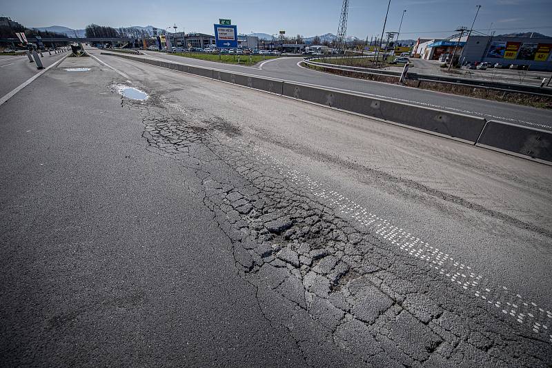 Uzavřená část dálnici D56 kvůli opravy výtluků, 10. dubna 2021 ve Frýdku-Místku.