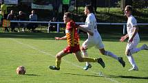 Fotbalisté divizního Frýdlantu nad Ostravicí (žluto-červené dresy) zvítězili v domácím prostředí nad karvinským B týmem 1:0.