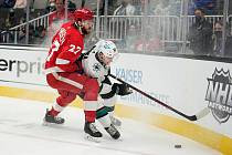 Hokejový útočník Adam Raška při debutu v NHL. Na snímku vpravo v dresu San Jose v souboji s obráncem Michaelem Rasmussenem z Detroitu. (12. 1. 2021).
