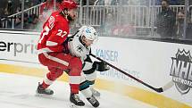Hokejový útočník Adam Raška při debutu v NHL. Na snímku vpravo v dresu San Jose v souboji s obráncem Michaelem Rasmussenem z Detroitu. (12. 1. 2021).