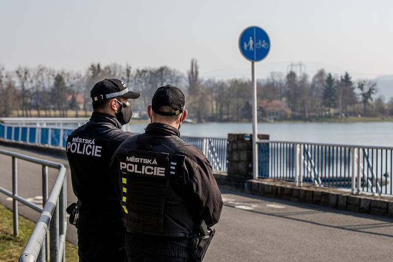 V lokalitě přehrady Olešná na dodržování vládních nařízení dohlíží městská policie, 28. března 2020 ve Frýdku-Místku.