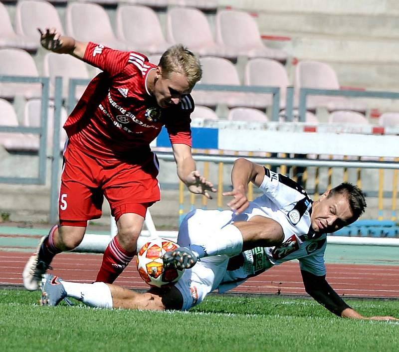 Třinečtí fotbalisté (v červeném) doma remizovali se silným Hradcem Králové 1:1.