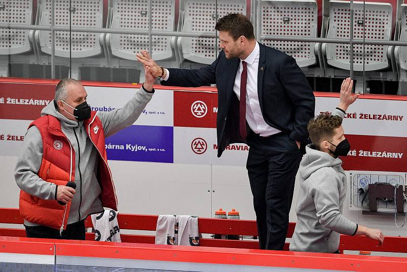 Semifinále play off hokejové Tipsport extraligy - 5. zápas: HC Oceláři Třinec - BK Mladá Boleslav, 11. dubna 2021 v Třinci. (střed) Trenér Třince Václav Varaďa oslavuje.