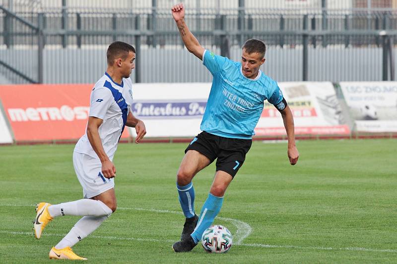 Středeční utkání MSFL sehráli fotbalisté Znojma (v modrém) na domácím pažitu proti celku Frýdku-Místku. Příště vyzvou, opět ve středu doma, tým Otrokovic.