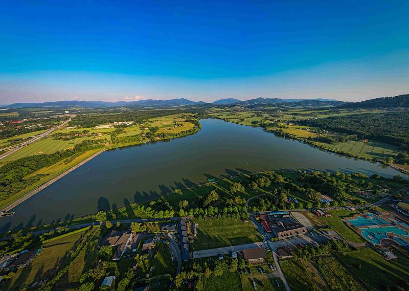 Přehrada Olešná u Frýdku-Místku z dronového pohledu.