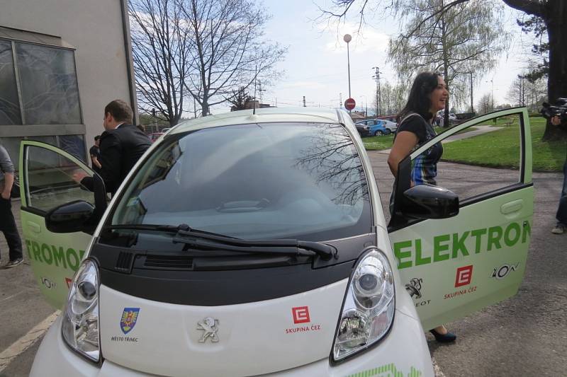 Úředníci třinecké radnice mohou k pracovním cestám využívat elektromobil. 