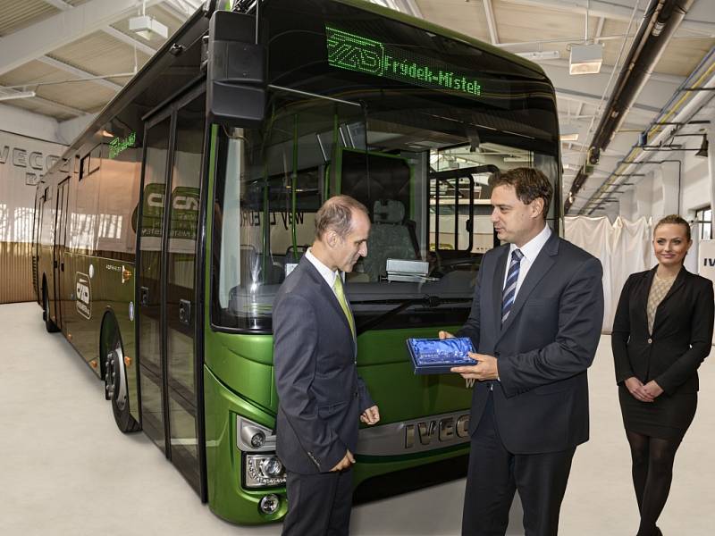 Světově první autobus Iveco Bus Crossway EURO VI převzali zástupci města a společnosti ČSAD Frýdek-Místek v sídle výrobce ve Vysokém Mýtě. 