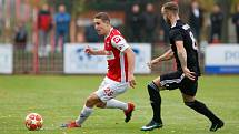 Třinečtí fotbalisté (v černém) těsně nestačili na Pardubice.