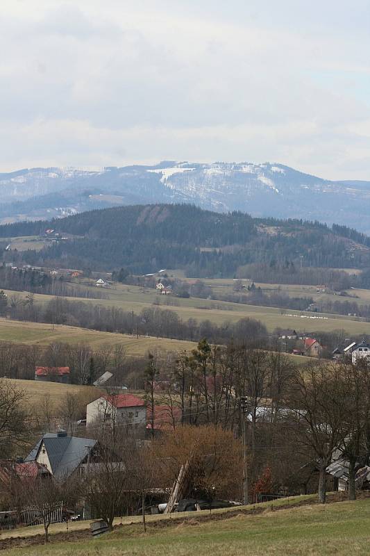 Pohled na Beskydy z vrchu nad Bukovcem.