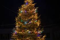 Rozsvícení vánočního stromu v Bašce.