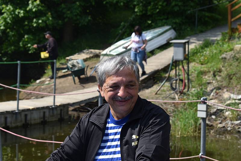 Na Slezské Hartě začala pravidelná lodní doprava mezi Razovou a Roudnem. Starosta Razové Ivan Fehérvári se ujal role převozníka.