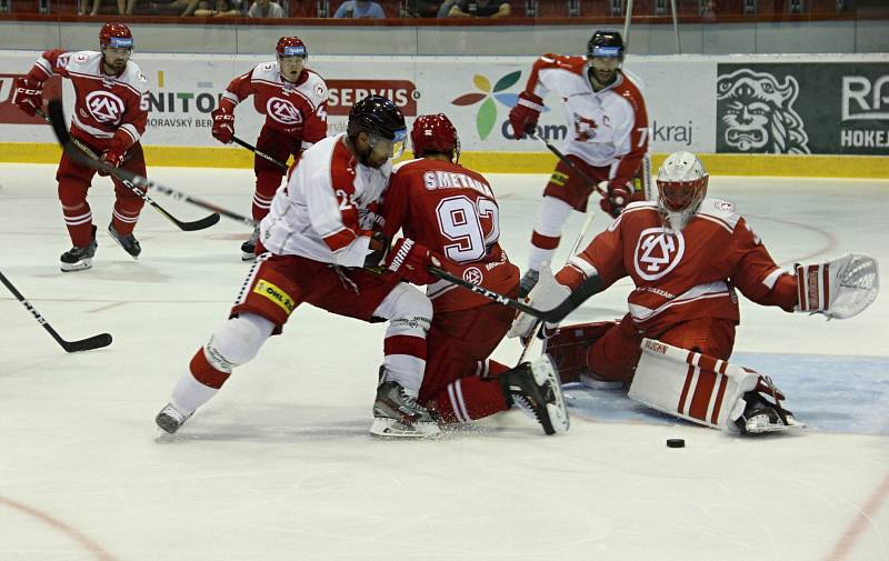 Třinečtí hokejisté (v červeném) absolvovali v Olomouci úvodní herní přípravu.