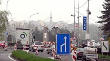 Dopravní situaci ve Frýdku-Místku komplikuje částečná uzavírka na průtahu městem. Ředitelství silnic a dálnic tu opravuje druhou polovinu mostních závěrů. Oprava probíhá na mostu přes řeku Ostravici na Hlavní ulici.