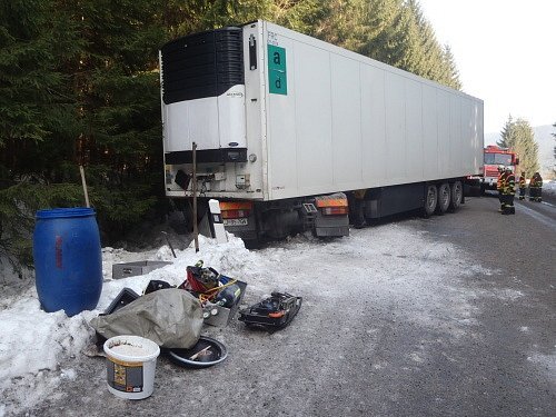 Dvě jednotky hasičů zasahovaly ve čtvrtek u nehody slovinského kamionu, která se obešla bez zranění. Kamion Mercedes Actros, vezoucí tři tuny makarónů, skončil v příkopu.