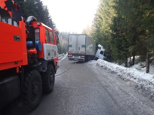 Dvě jednotky hasičů zasahovaly ve čtvrtek u nehody slovinského kamionu, která se obešla bez zranění. Kamion Mercedes Actros, vezoucí tři tuny makarónů, skončil v příkopu.